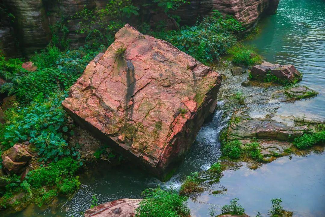 无限翻滚小球